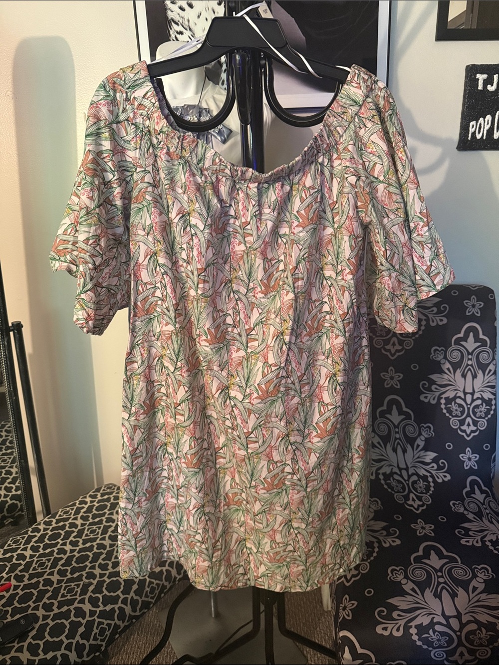 Floral print dress with pockets.